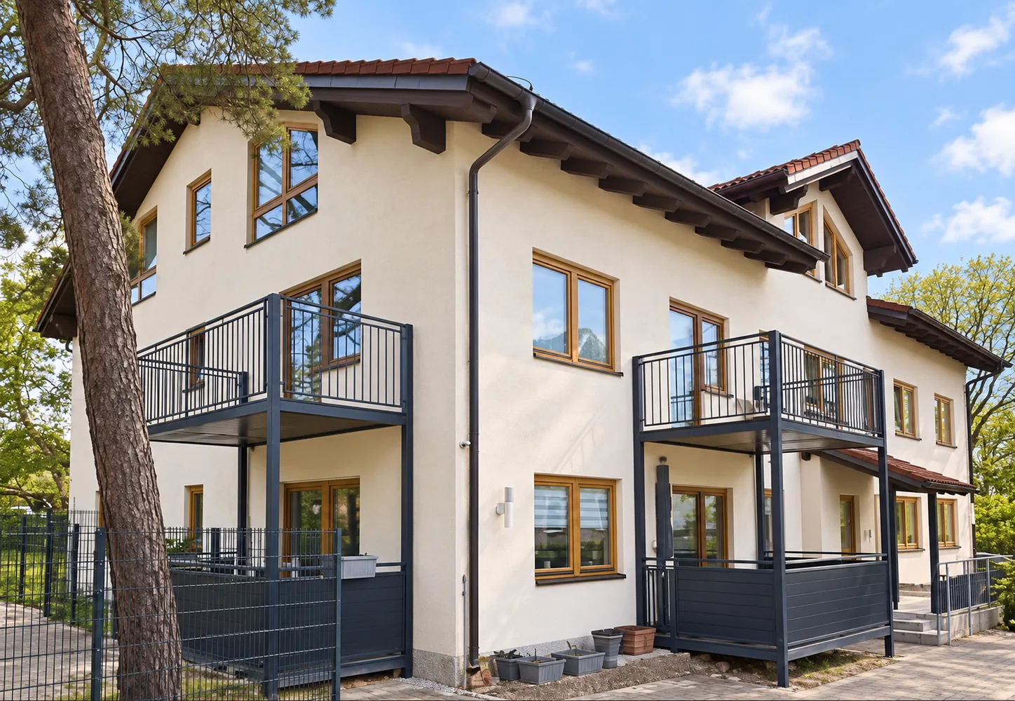 Helle Außenansicht des Hauses Sonnenblick mit Balkonen in Stahnsdorf