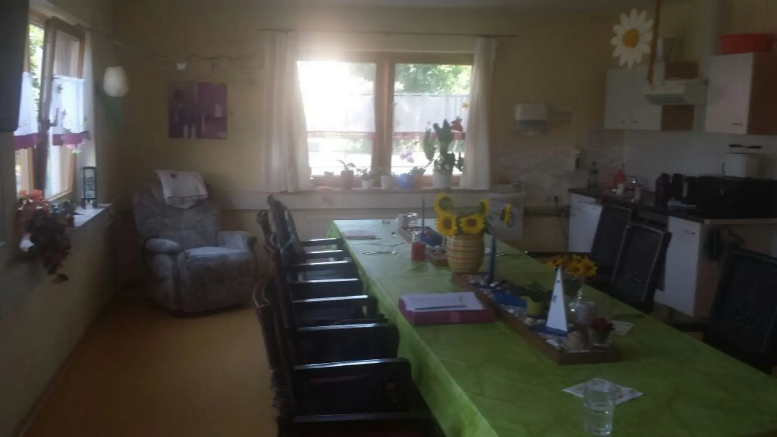Gemeinschaftsraum mit Esstisch und Küchenzeile im Haus Sonnenblick