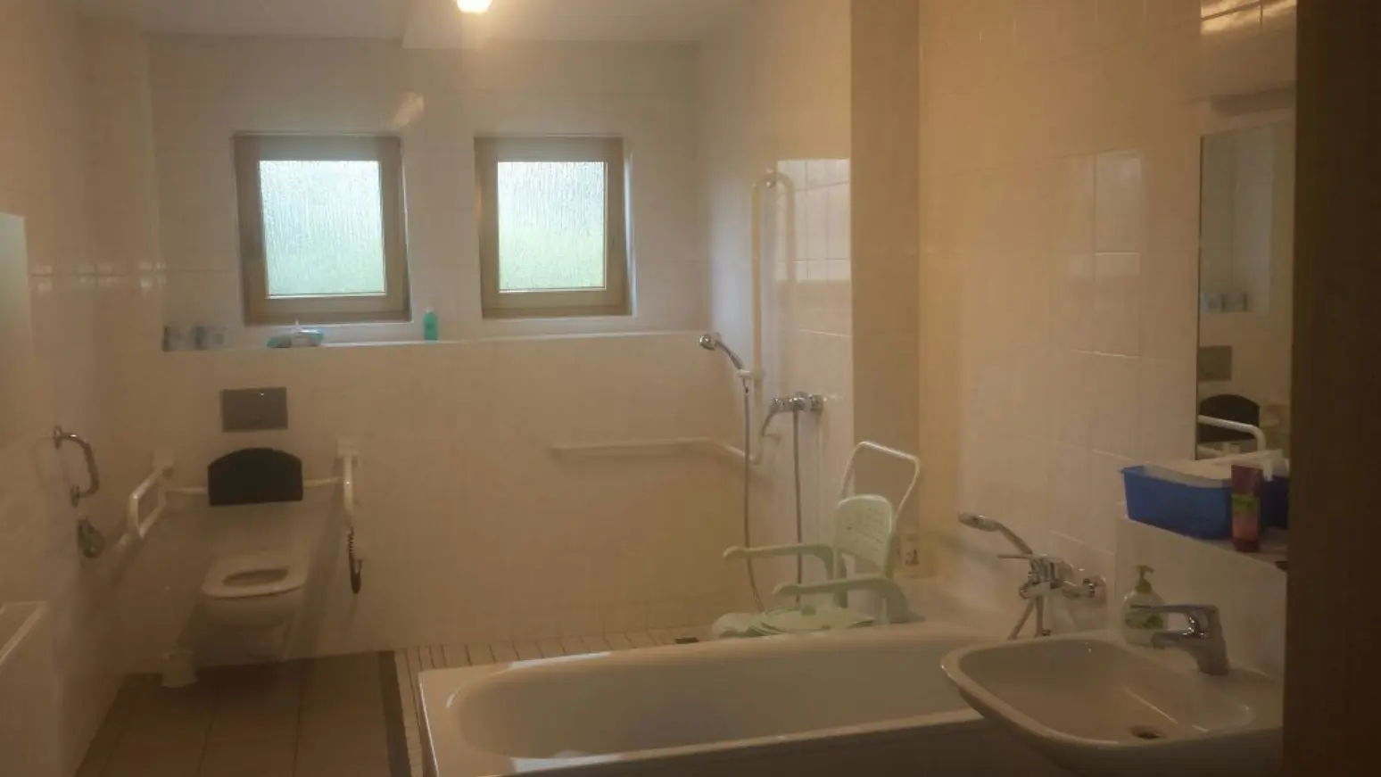 Behindertengerechtes Pflegebad mit Haltegriffen im Haus Sonnenblick
